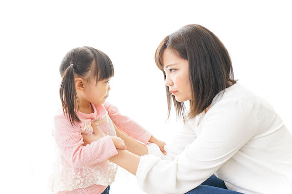 子どもを叱る親